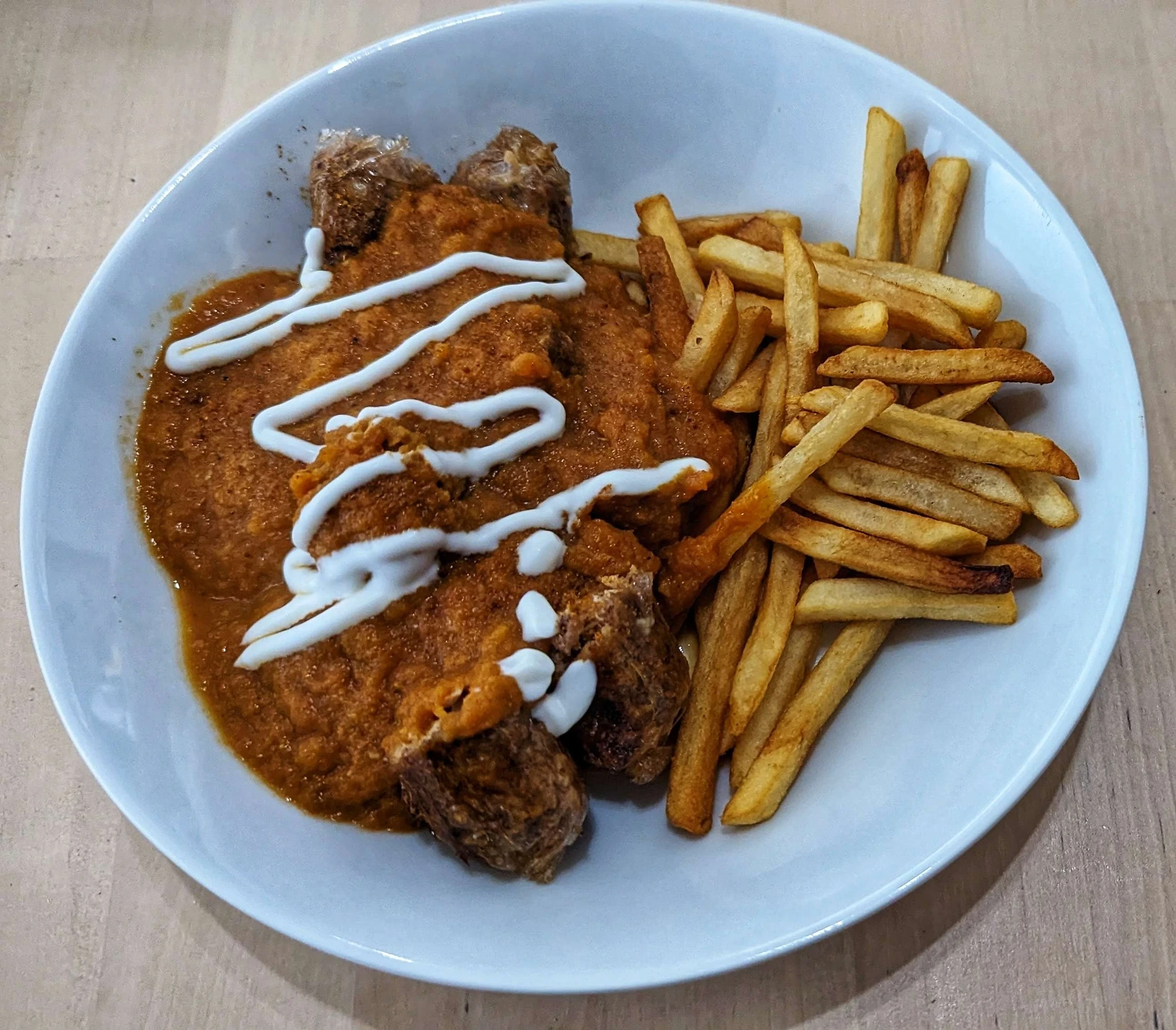 This is what happens when I read about currywurst is and imagine it instead of following a recipe. I made a tomato-heavy Indian-spiced gravy and poured it over some plantbased brats (TMRW brand, good flavour but bad casings). Fries were from frozen.