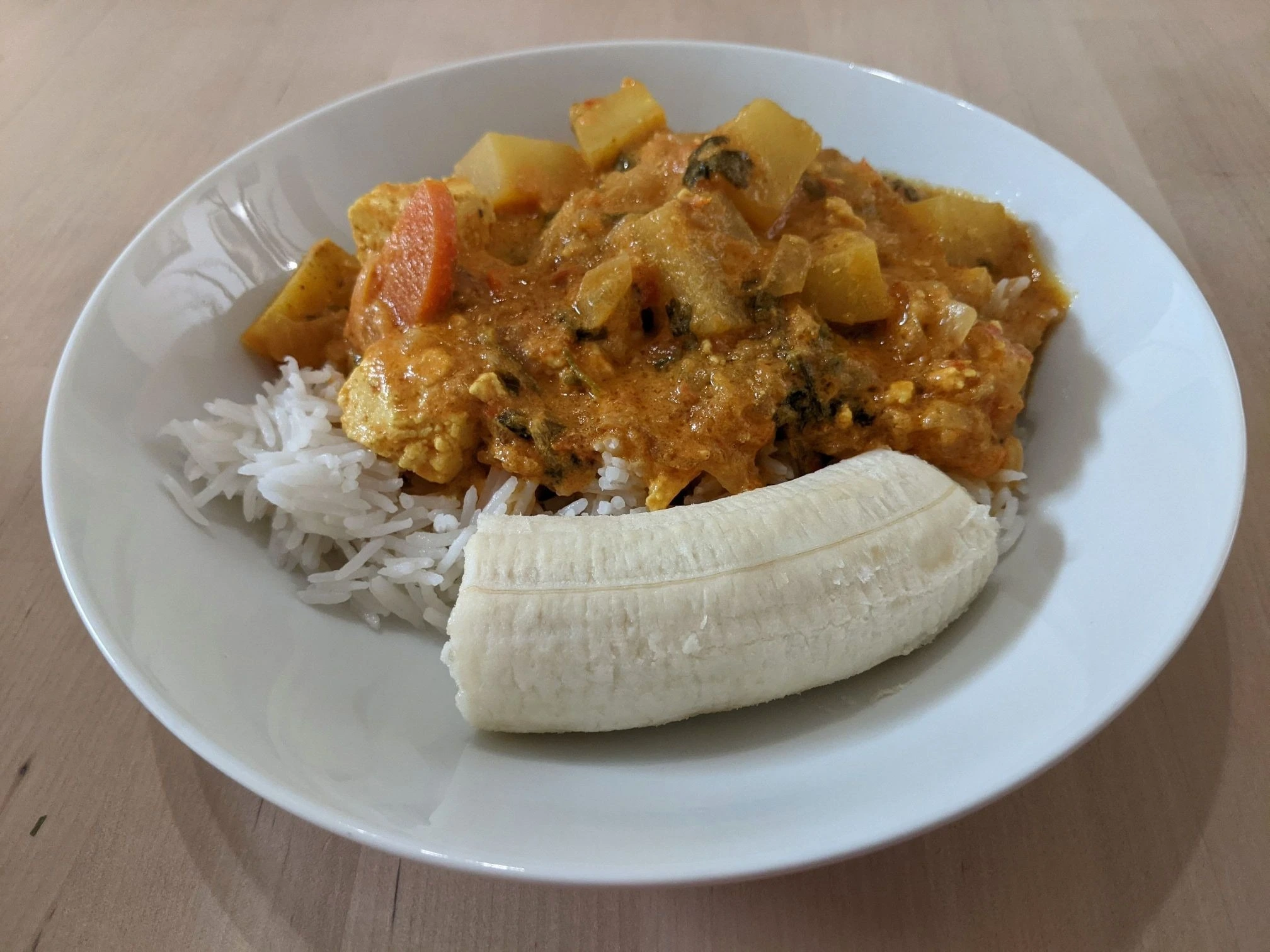 Digaag qumbe is probably one of my favourite dishes. This one is an adaptation of Hawa Hassan's recipe to make it thicker, tastier, and vegetarian (thereby making it not really 'digaag' anymore, but sue me).